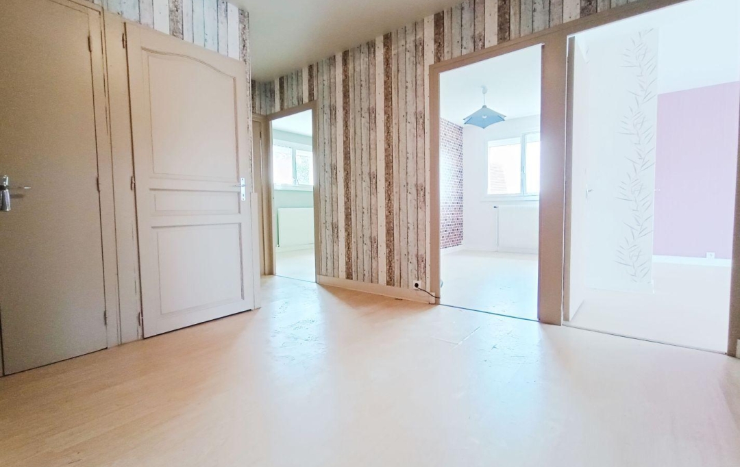 FAMICITY : Office | OSLON (71380) | 136 m2 | 750 € 