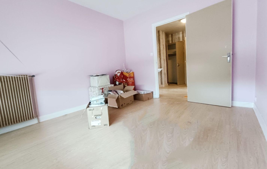 FAMICITY : Office | OSLON (71380) | 136 m2 | 750 € 