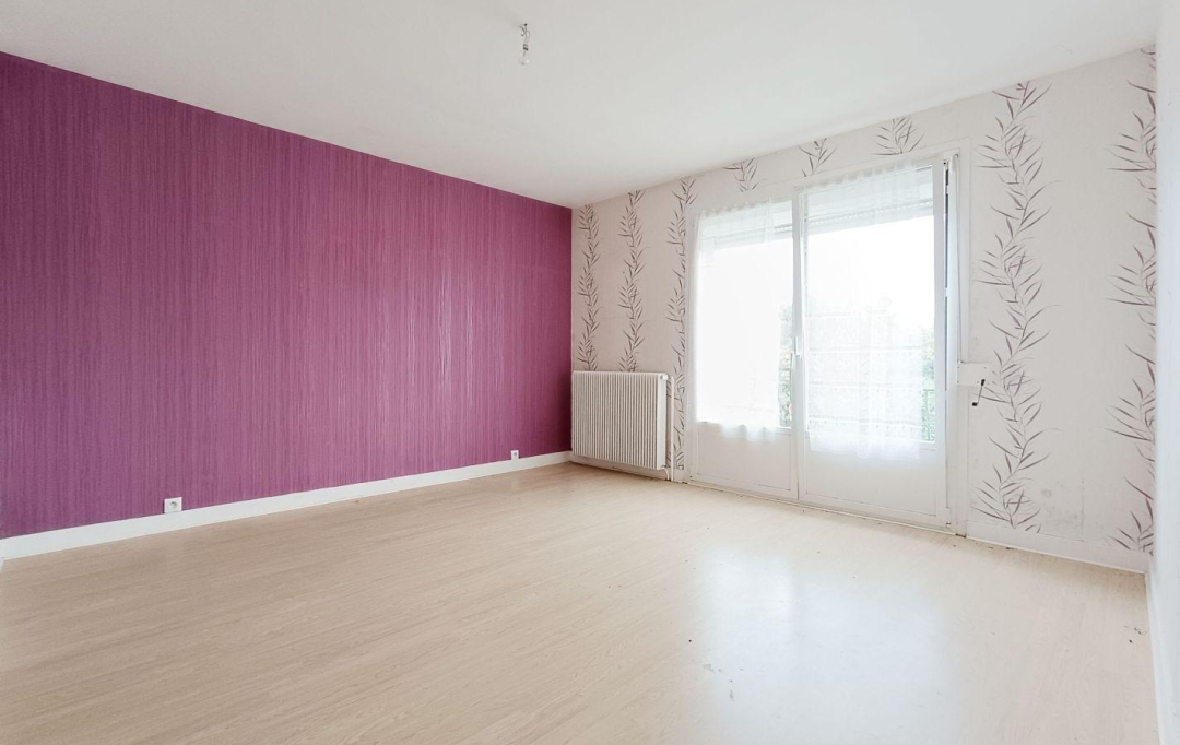 FAMICITY : Office | OSLON (71380) | 136 m2 | 750 € 